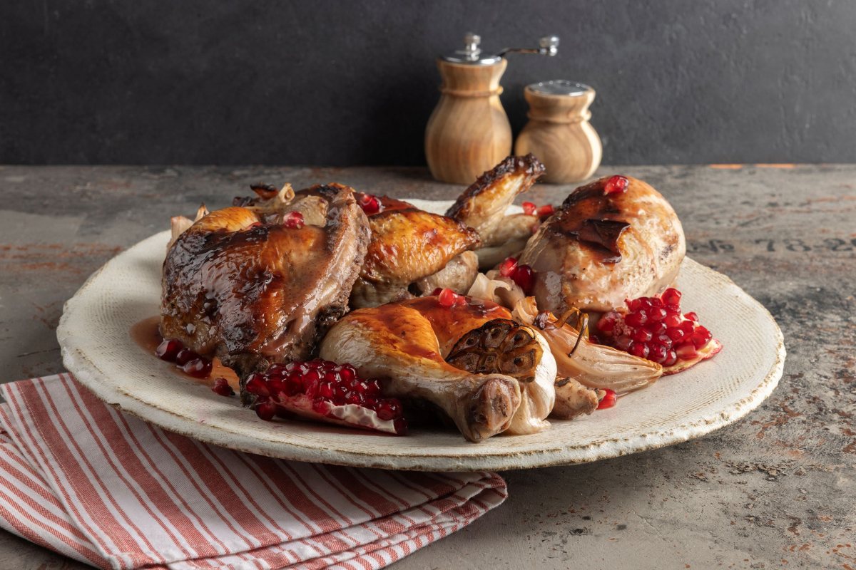 עוף ברוטב רימונים של "פרימור" לפסח (צילום: הדס ניצן).