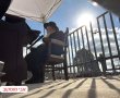 צפו: האדמו"ר מגור בראשות אלפי חסידים בעצרת מחאה מול כלא 10 (וידאו)
