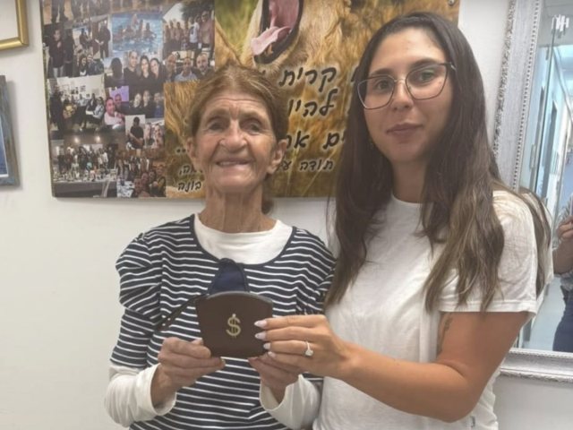 השבת הארנק לקשישה - דוברות המשטרה