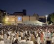 אלפי אנשים בשירת התקווה בצאת הצום ולאחר תקיעת השופר בכיכר החטופים