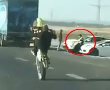 אין הרתעה: רוכב אופנוע תועד מתפרע בכביש לעיני המשטרה