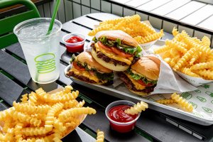 שייק שאק מגיעים דרומה ®Shake Shack מדרימה ומגיעה ל Big Fashion אשדוד