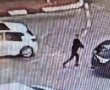 תיעוד מבעית: יוצא מרכבו ומפנצ'ר את גלגל הרכב שלצידו (וידאו)