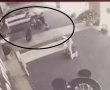 ברובע ט': שם חולצה על פניו וגונב אופניים חשמליים - מזהים את הגנב? (וידאו)